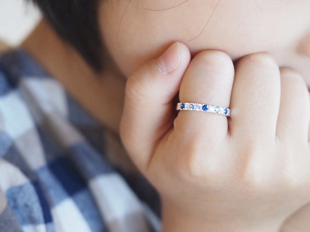 ファッションジュエリーとして普段使いできるようにシンプルなデザインにし、カラフルなカラーストーンを石留めしたフルオーダーメイドリングです。