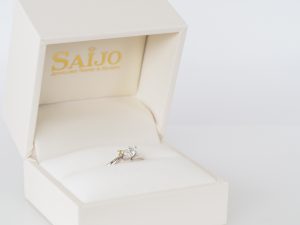 サプライズプロポーズの婚約指輪