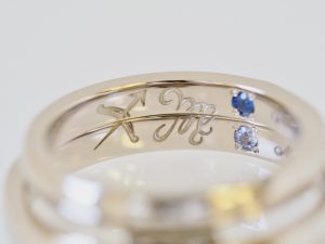 リングの内側に星座の刻印がはいったオーダーメイドの結婚指輪