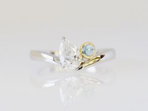 ダイヤモンドと誕生石のアクアマリンを留めたオーダーメイドの婚約指輪