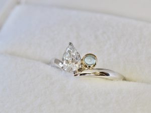 ダイヤモンドと誕生石のアクアマリンを留めたオーダーメイドの婚約指輪