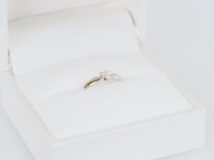 プラチナとピンクゴールドで製作し、ダイヤモンドを留めたセルフメイドの婚約指輪