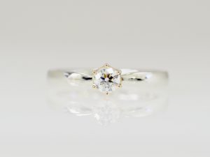 プラチナとピンクゴールドで製作し、ダイヤモンドを留めたセルフメイドの婚約指輪