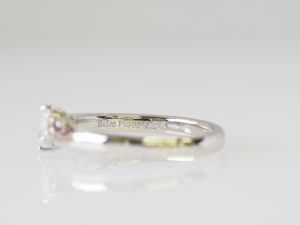 ダイヤモンドと、誕生石のシトリンとガーネットを留めた婚約指輪