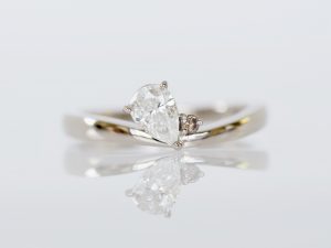 ダイヤモンドとブラウンダイヤモンドを留めた18金ホワイトゴールドの婚約指輪