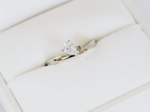 ダイヤモンドとブラウンダイヤモンドを留めた18金ホワイトゴールドの婚約指輪