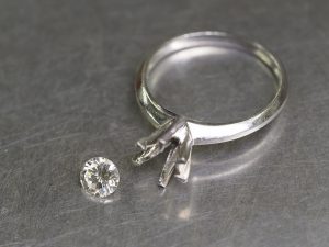 SAIJOでジュエリーリフォーム前の立爪リングとダイヤモンド