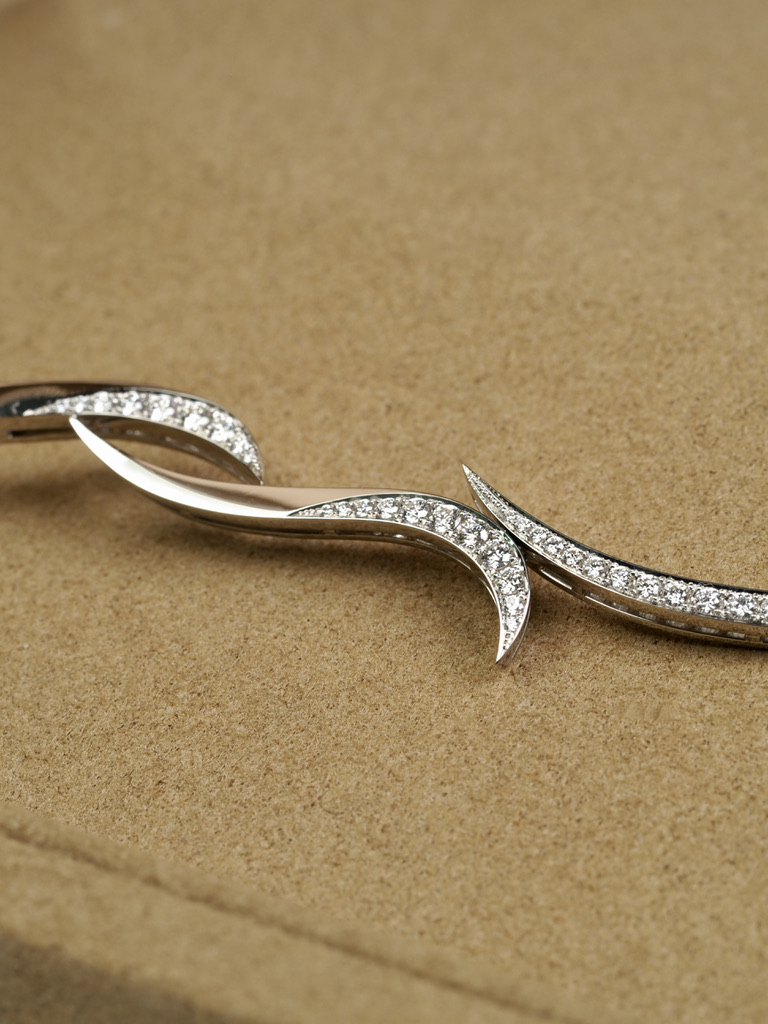 高級品としての重厚感が強く出過ぎないようにダイヤの彫り留めにもデザイン性を加えておしゃれでかっこいい流線型のデザインのにしました。