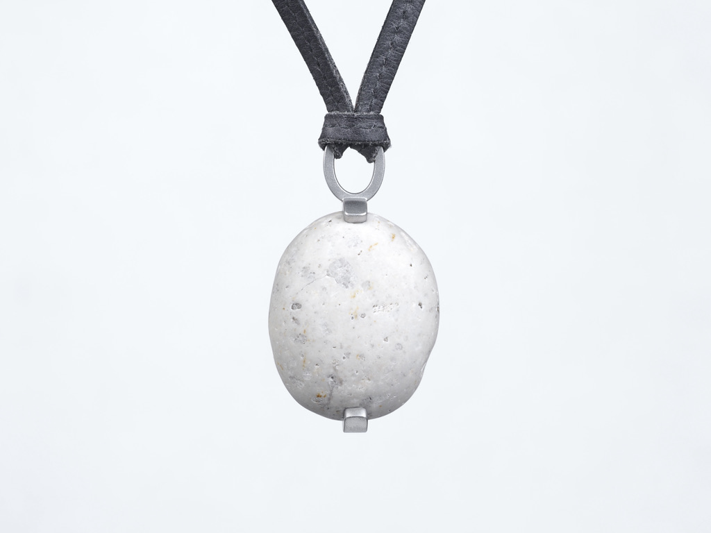 白洲という石を使ったペンダントをフルオーダーメイドでお作りしました。