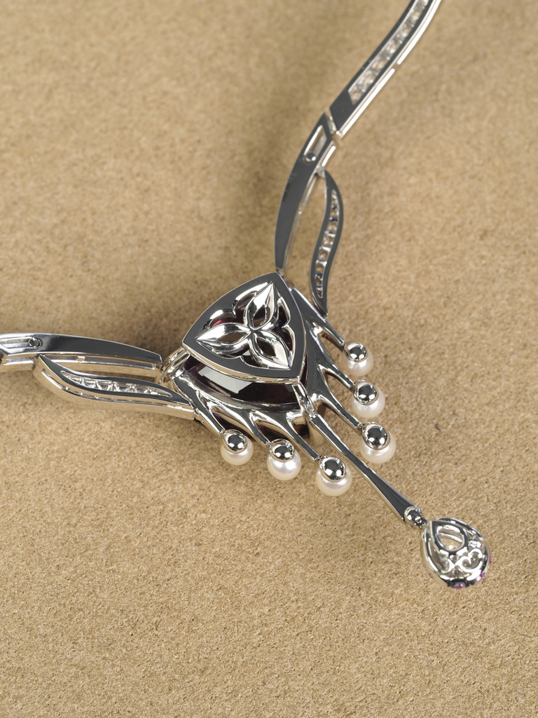 石座の裏面には宝石が乱反射するようにおしゃれな模様を入れたオーダーメイドのハイジュエリーです。