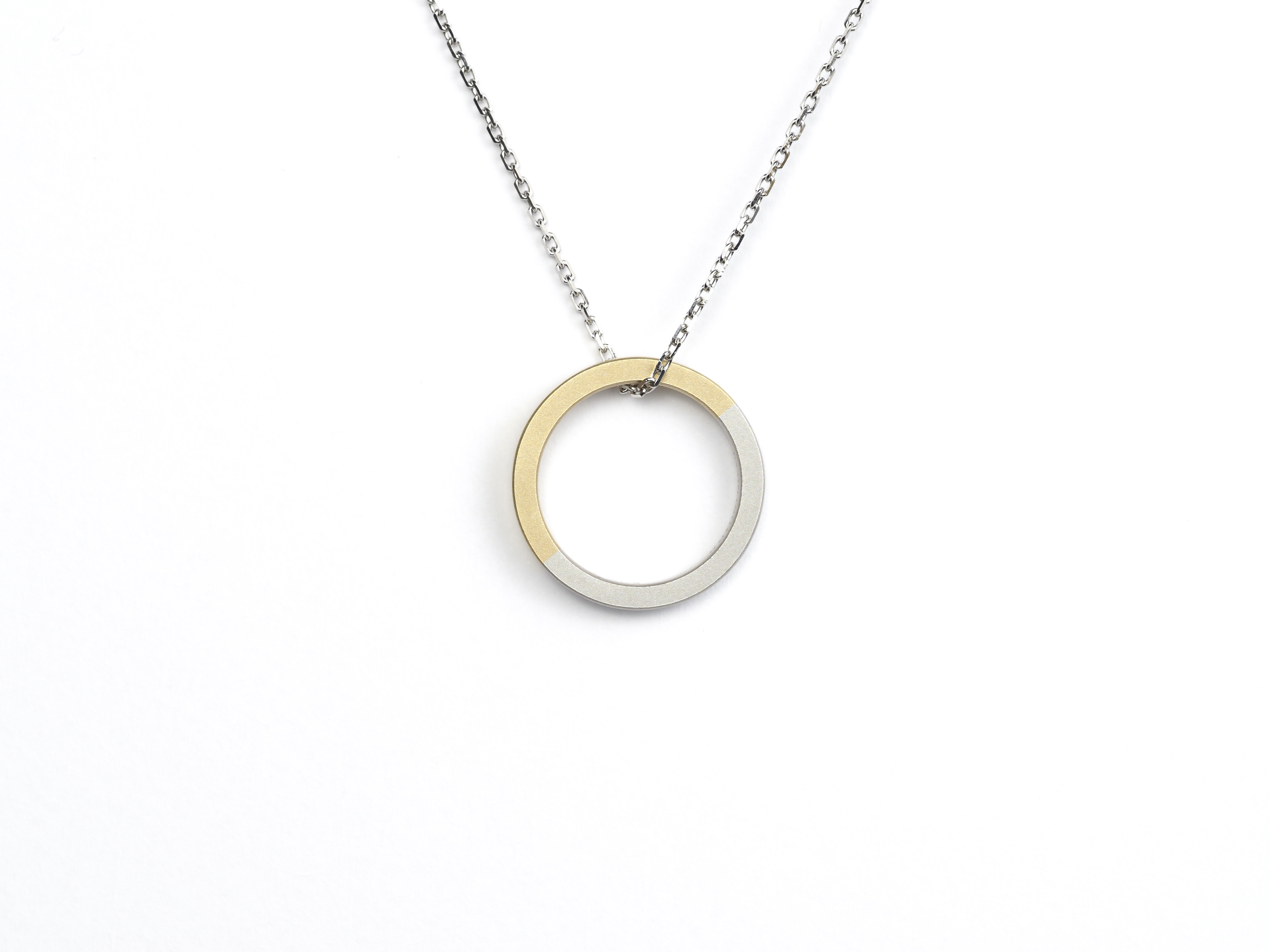 ご遺骨を納めたオーダーメイドペンダントです。プラチナと18Kのコンビネーションでお作りしました。