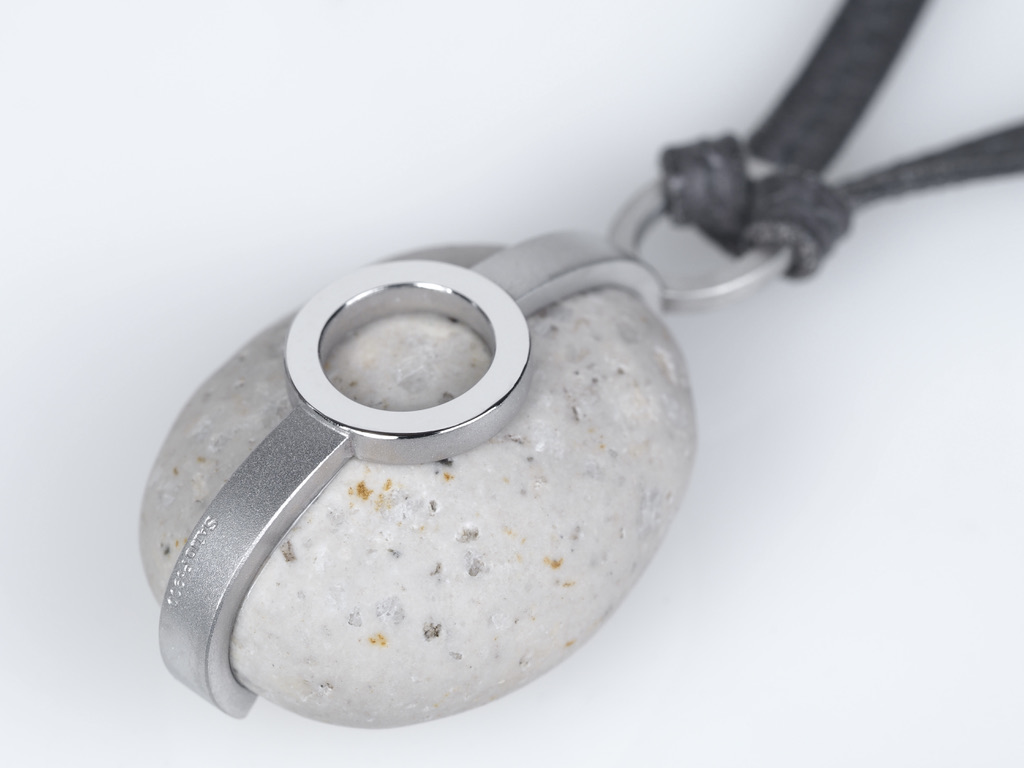 白洲を使用しフルオーダーメイドのペンダントを製作しました。モダンさと大人の高級感をまとっています。