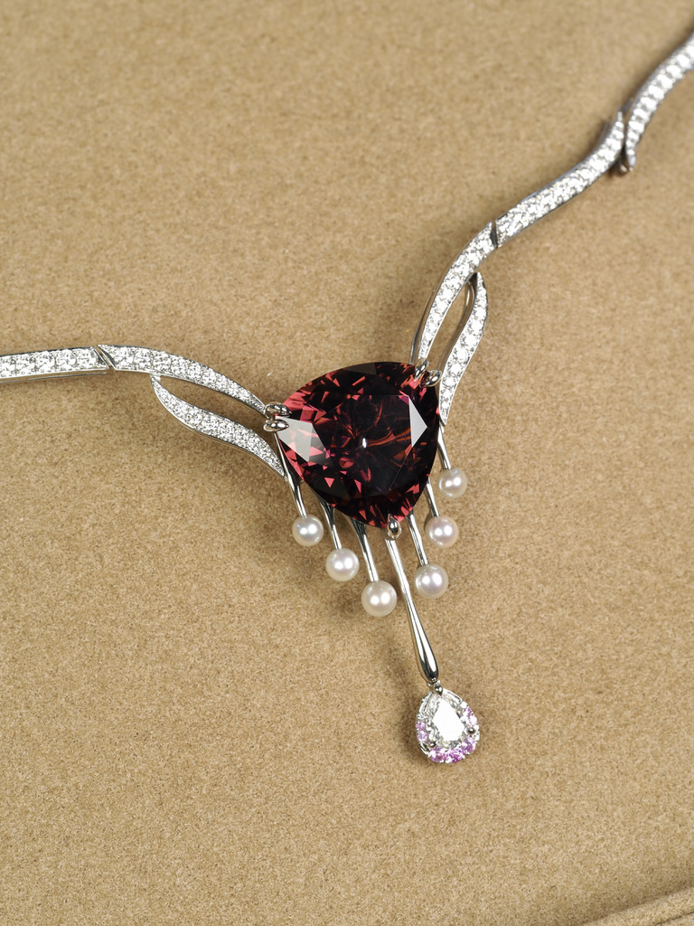 ピンクトルマリンの下にパールをぶら下げ、ペアシェイプのダイヤモンドにグラデーションでピンクサファイアを取り巻きました。