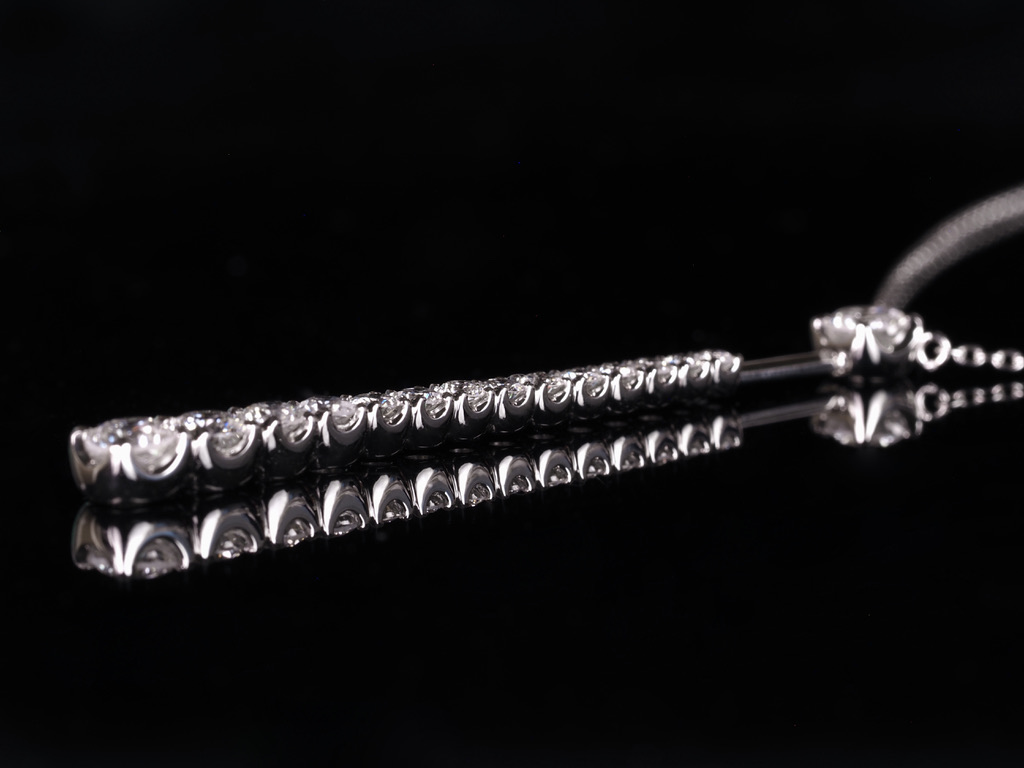 一つ一つの石座が繋がっているように見えるようにどこから見ても美しくデザインされたオーダーメイドのネックレスです。