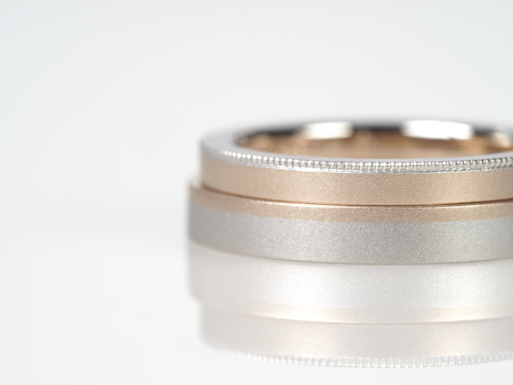 新婦様のリングにはプラチナ部分にミルグレインを使用した世界に一つの結婚指輪です。