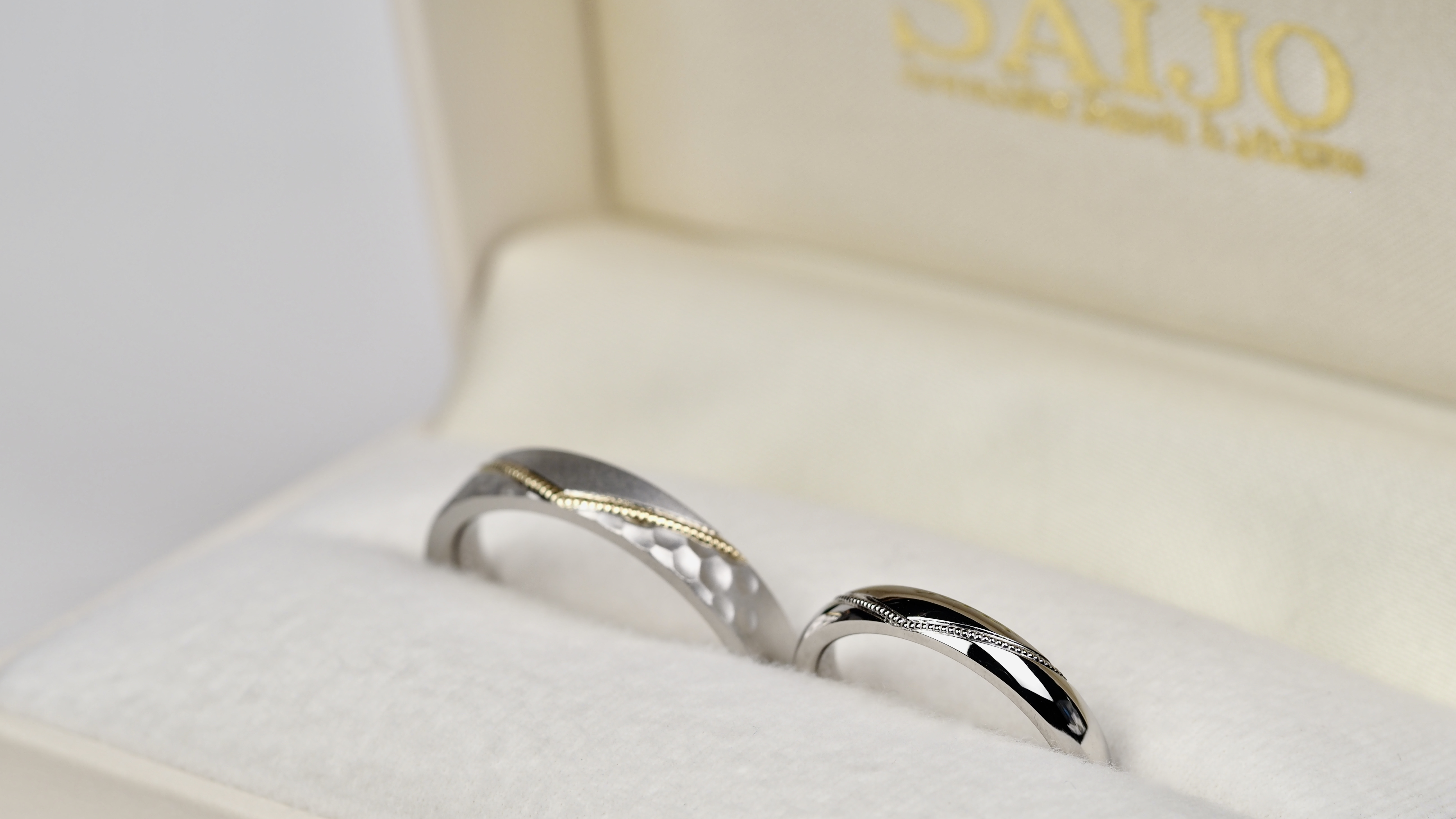 ミルグレインを使った高級でおしゃれさでかわいい結婚指輪です。槌目もあるのでかっこいいハイジュエリーです。