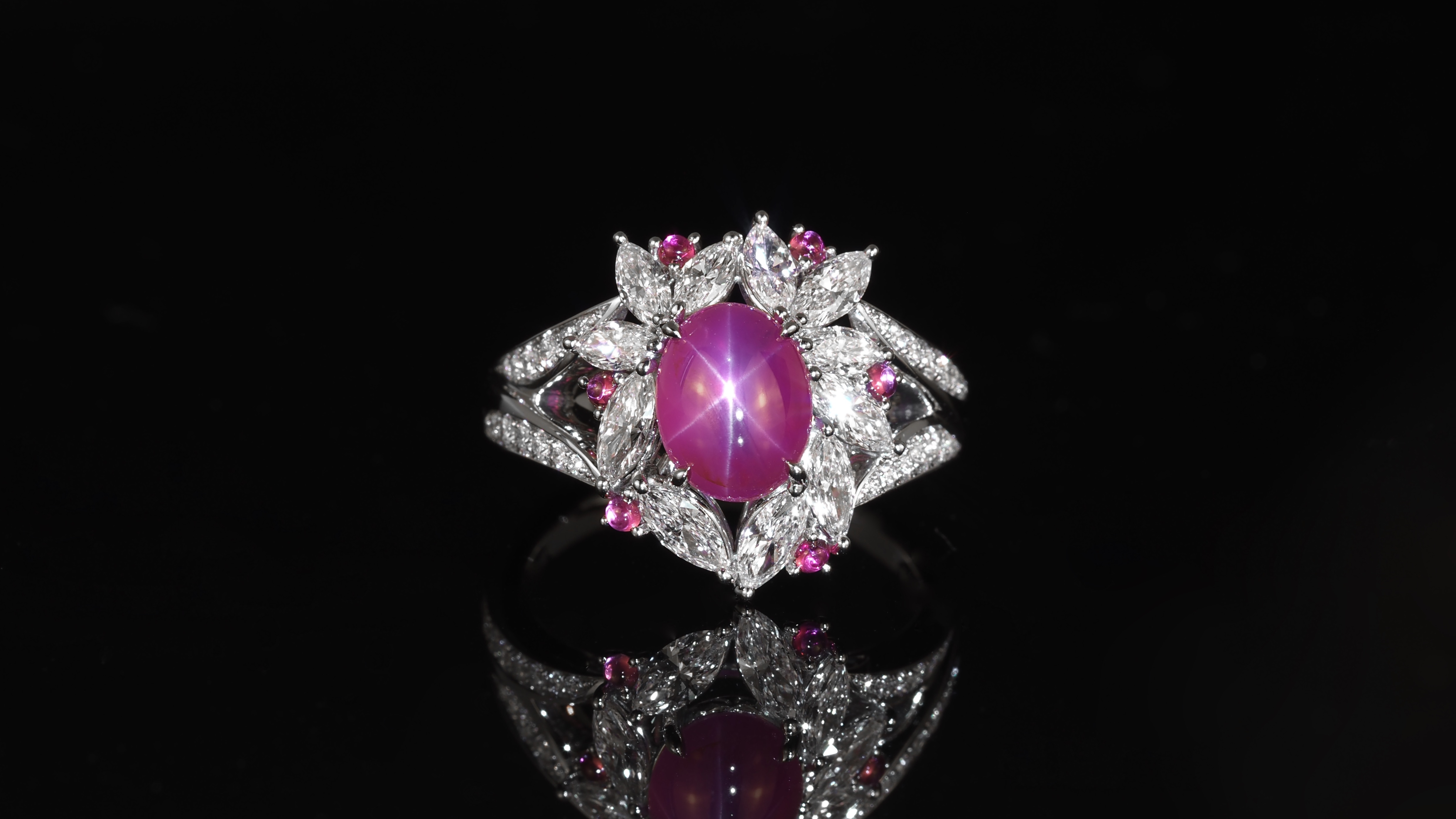このハイジュエリーのリングは、スタールビーとダイヤモンドを使ったオーダージュエリーです。