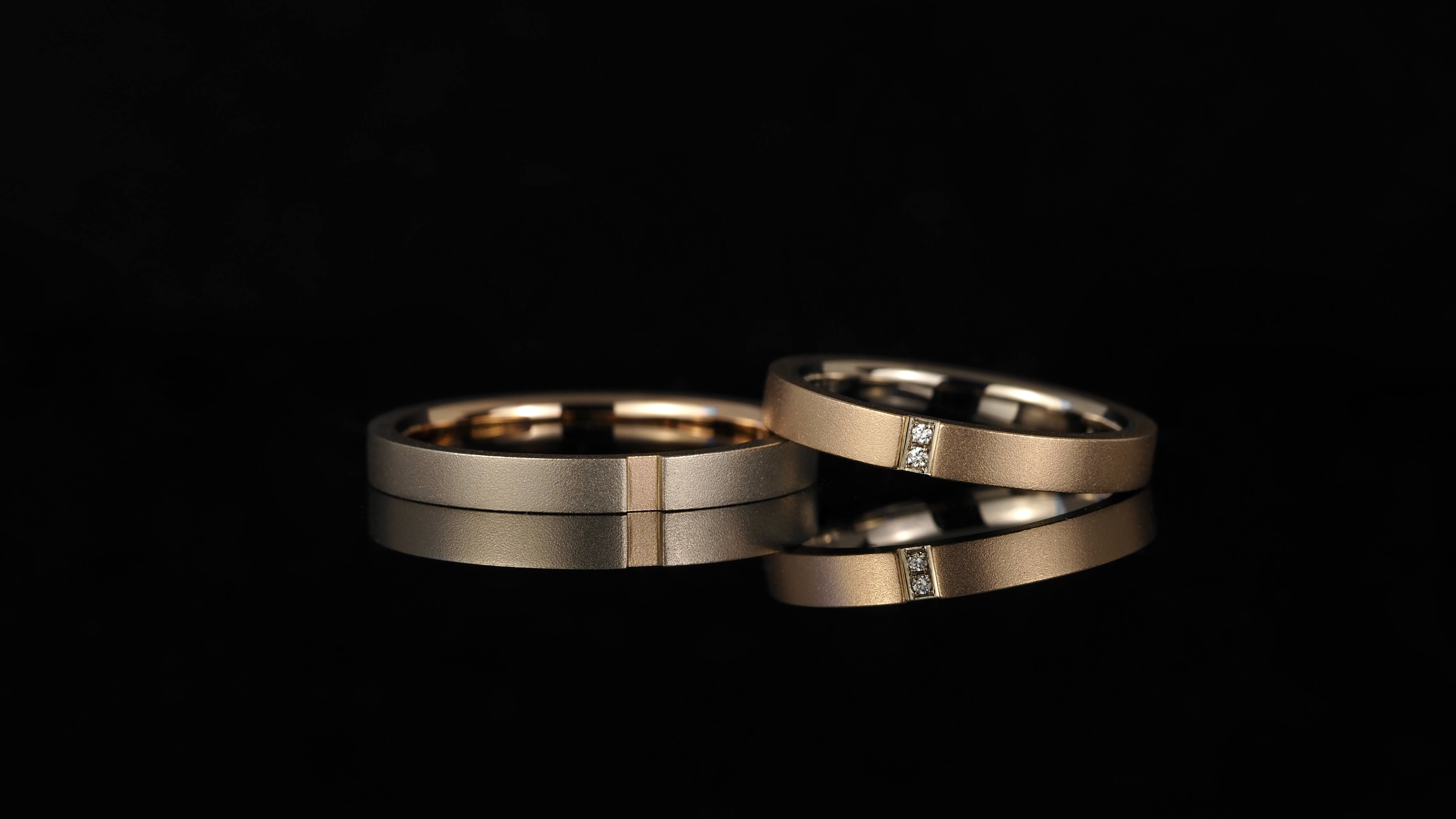 ゴールド系のコンビの結婚指輪。メレダイヤを彫り留めしたフルオーダーマリッジリングです。